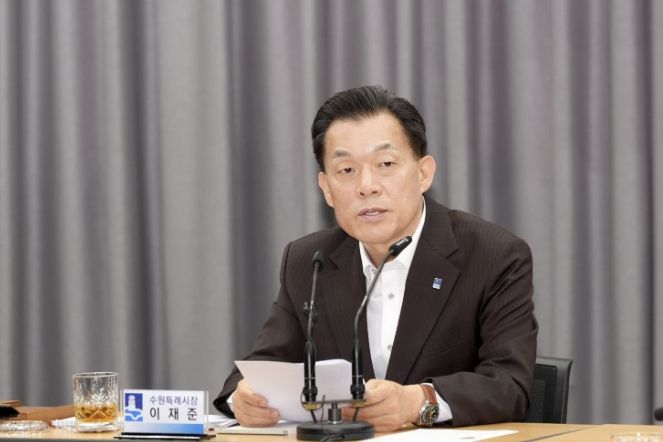 이재준 수원시장이 4월 확대간부회의에서 발언하고 있다.