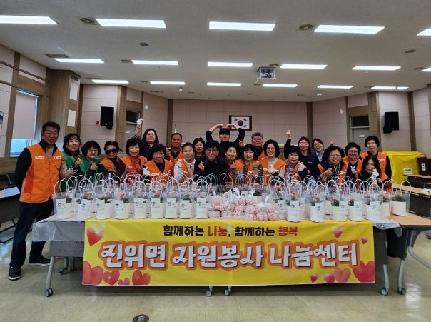 진위면 자원봉사 나눔센터, ‘평택 에너지 지킴이 3.3.3. 운동’ 실천 캠페인과 봄꽃 화분 나눔으로 1인 가구에 온기 전해