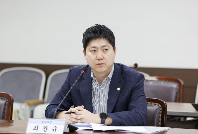 안산시의회 최찬규 의원이 지난 24일 제2상임위원실에서 열린 제302회 임시회 기획행정위원회에서 자신이 대표 발의한 ‘안산시 선감학원 사건 희생자 추모사업 지원 조례 일부개정조례안’에 대해 설명하고 있다.