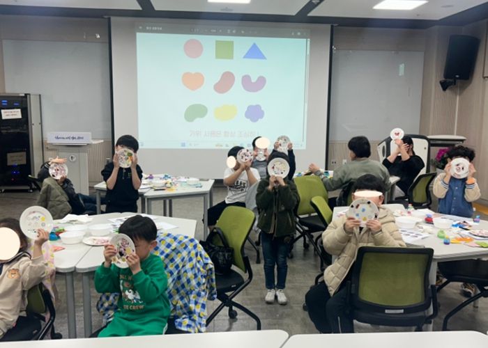 지난 30일 평생학습원에서 드림스타트 아동 13명과 함께 '나만의 그릇 만들기' 원데이 클래스가 진행 중이다.
