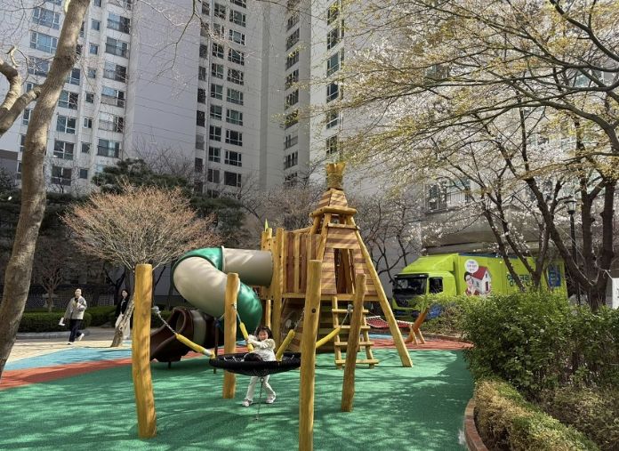 성남시의 보조금 1억원을 지원받아 지난해 2월 아동친화적(자연친화형)으로 리모델링한 정자동파크뷰 단지내 놀이터