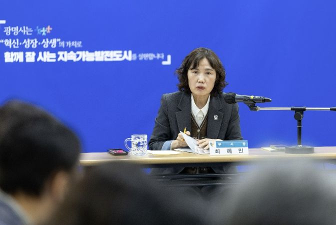 최혜민 광명시 부시장이 지난 3월 시청 중회의실에서 광명시 지능형교통체계(ITS) 기본계획 수립 용역 착수보고회를 주재하고 있다.