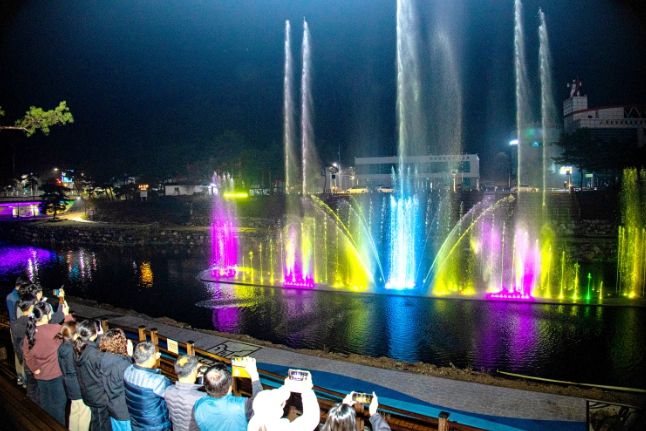 충북 괴산군 동진천 음악분수가 1일 첫 개장한 가운데 주민들이 분수 공연을 관람하고 사진을 찍으며 시간을 보내고 있다.