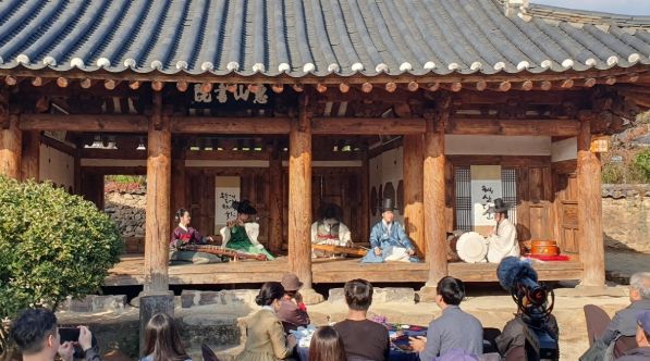혜산서원에서 선비풍류 공연이 펼쳐지고 있다.