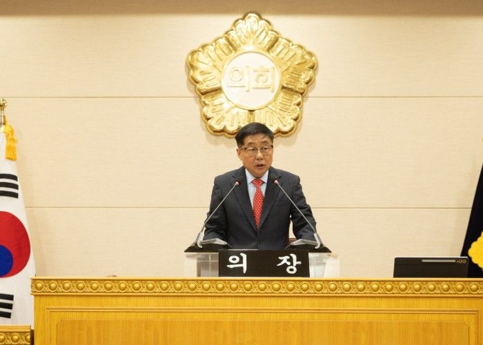 윤창철 의장이 제387회 정례회 제1차 본회의를 주재하고 있다.