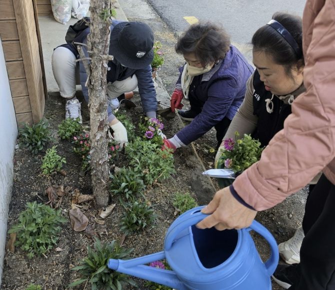 수원시 팔달구 지동, 봄맞이 초화식재 및 손바닥정원 정비 실시