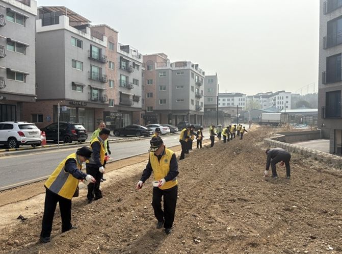 파주시 운정4동 실버경찰대, 희망의 꽃씨를 뿌리다