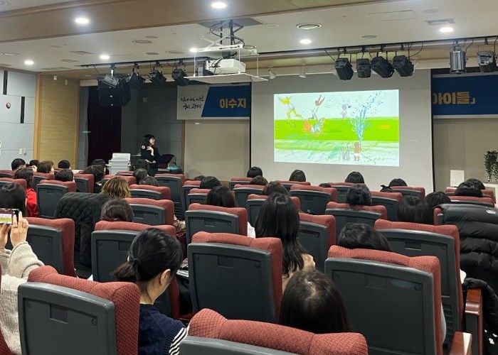 지난 11일 철산도서관 강당에서 이수지 작가를 초청해 강연회를 진행하고 있다.