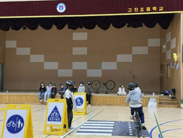 용인특례시는 4~10월 초등학교 20개 교를 대상으로 찾아가는 자전거 안전 교육을 한다. 사진은 지난 10일 고진초에서 진행된 교육