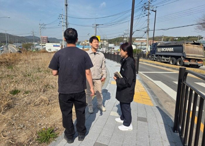 최병주 효행구청장이 삼천병마로 일원 집중관리구역에서 도로변 잡초 및 쓰레기 등 환경 저해 요소를 살피며 현장 점검을 실시하고 있다